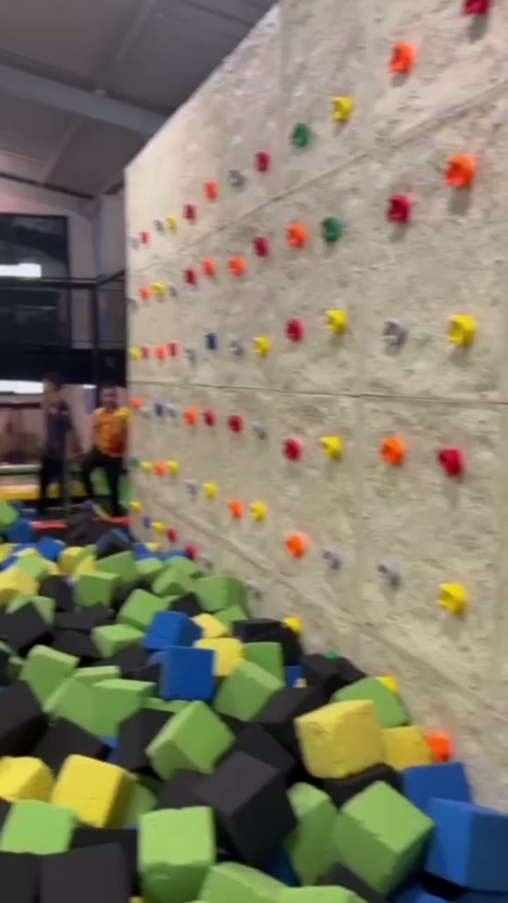 Mur d'escalade au-dessus de la fosse à mousse