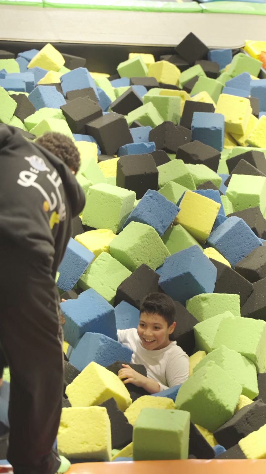 Enfant dans la fosse à mousse