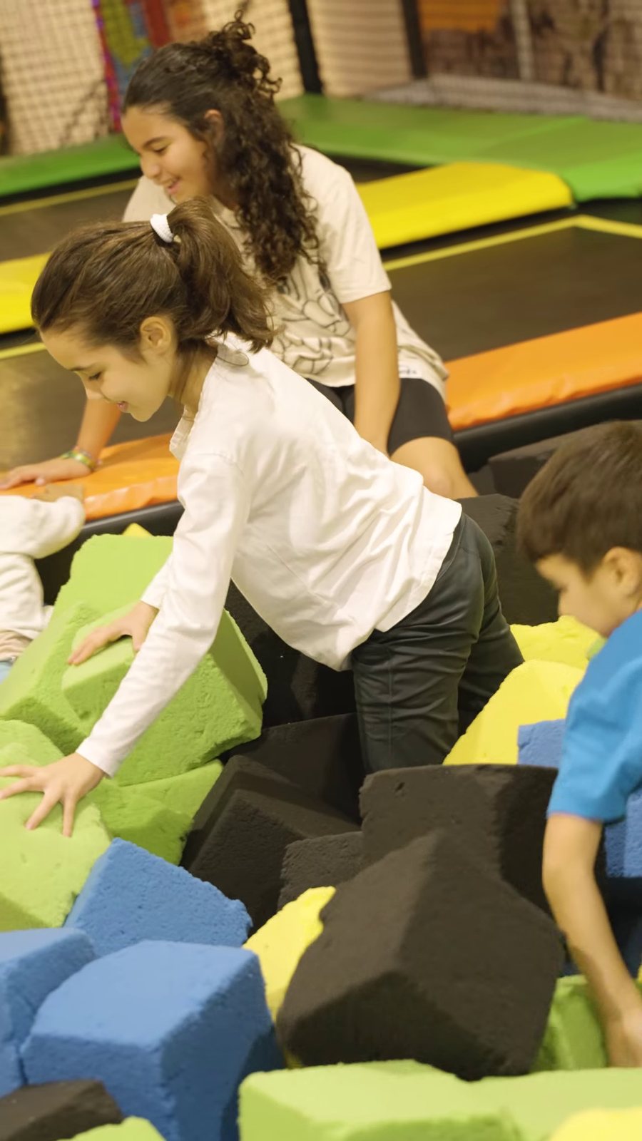 Enfants qui jouent ensemble dans la fosse à mousse