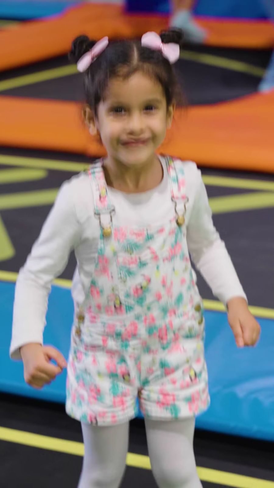 Petite fille souriante