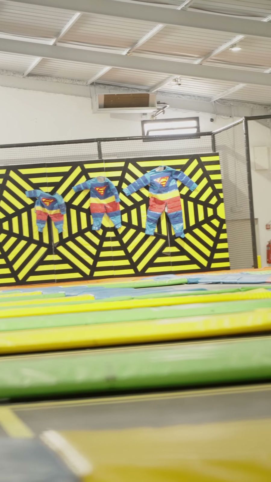 Spider Wall avec combinaisons de super-héros